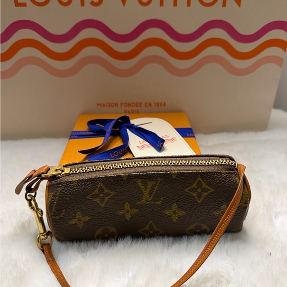 Louis Vuitton - Picture 11 of 16